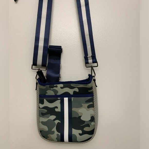 HAUTE SHORE BAG - crossbody, camouflage, neoprene, almost new, pockets,light! - Picture 8 of 10